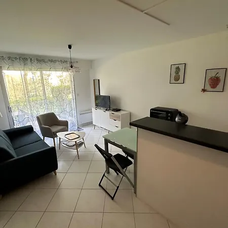 Cosy Cocoon Close To The Sea *