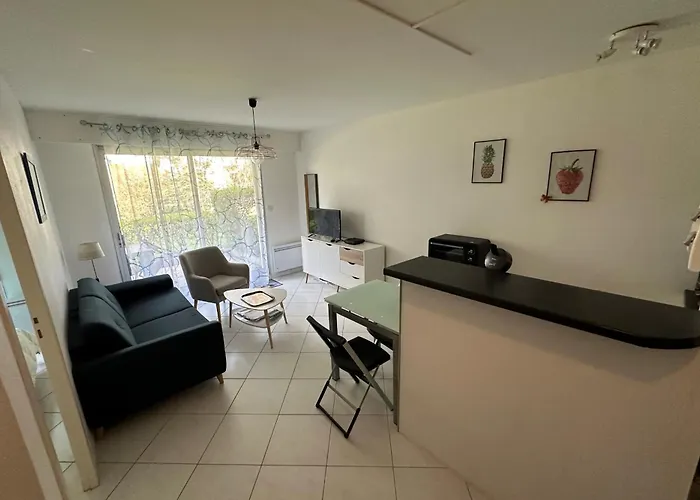 Cosy Cocoon Close To The Sea *